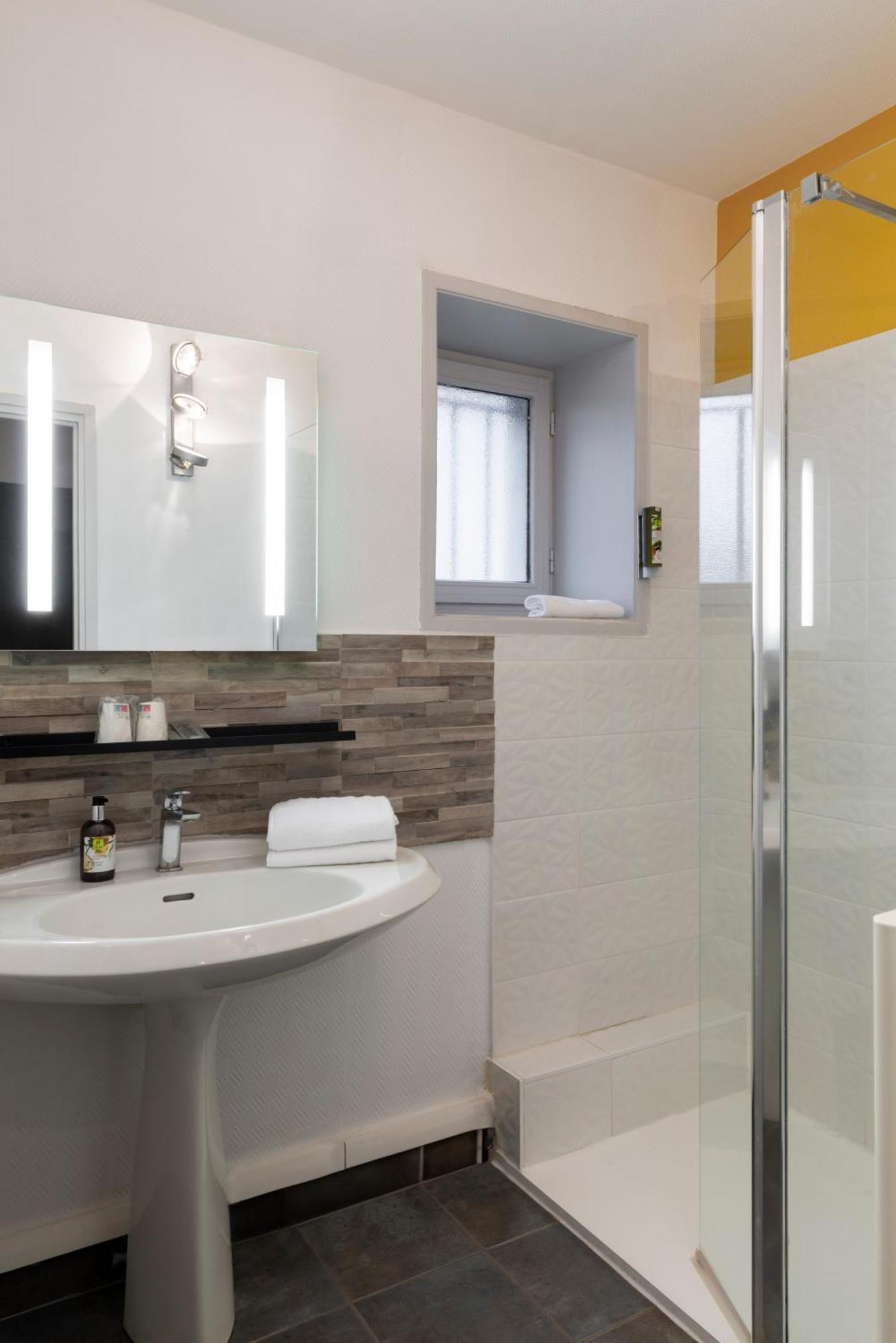 Logis Hotel-Restaurant Saint Romain Anse Bilik gambar